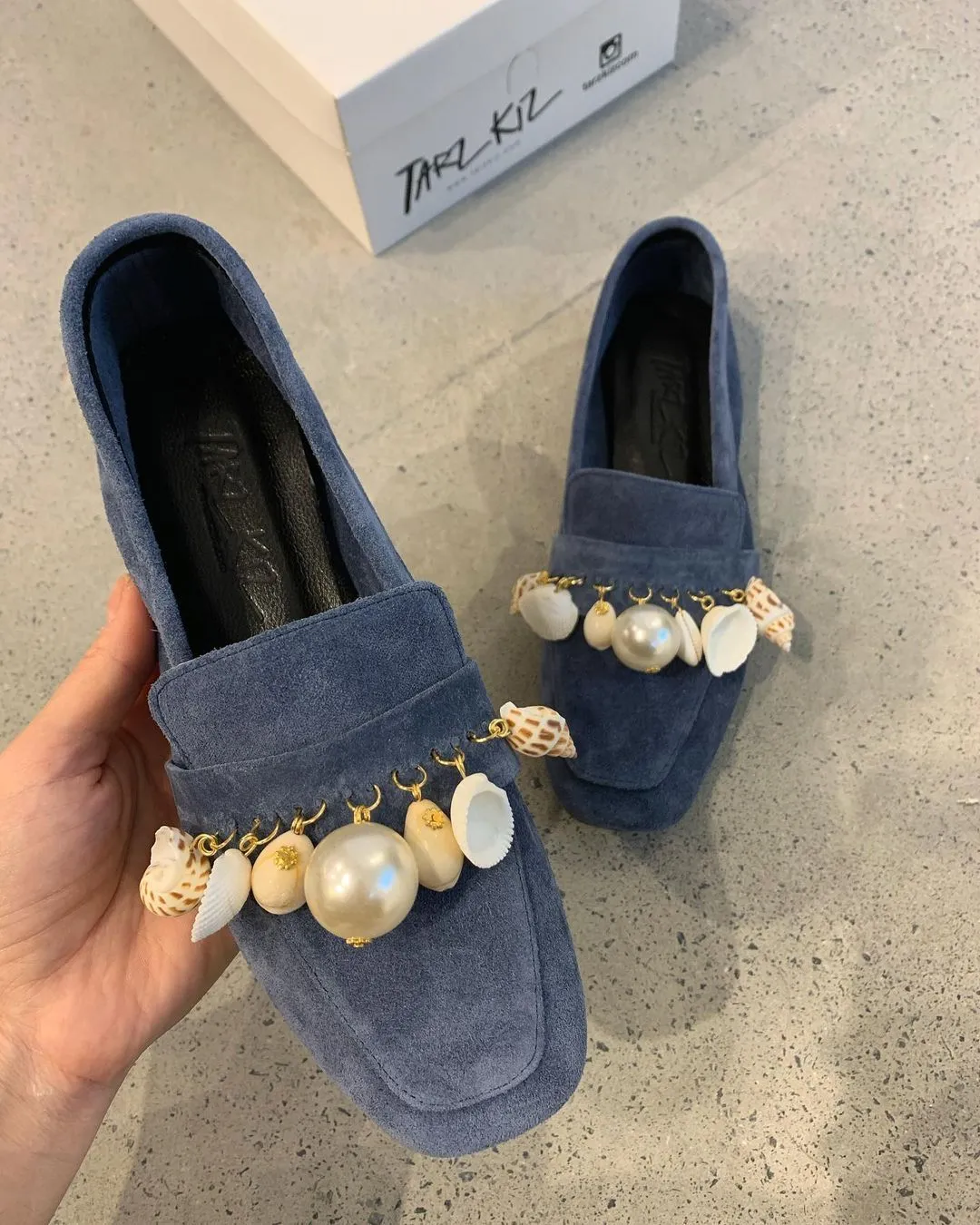 Shell and conch decorated pendant loafers