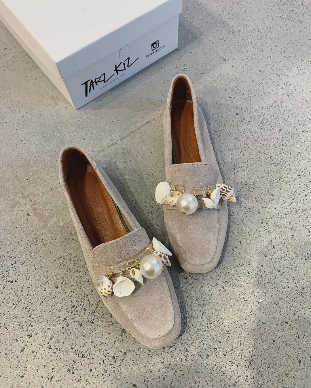 Shell and conch decorated pendant loafers