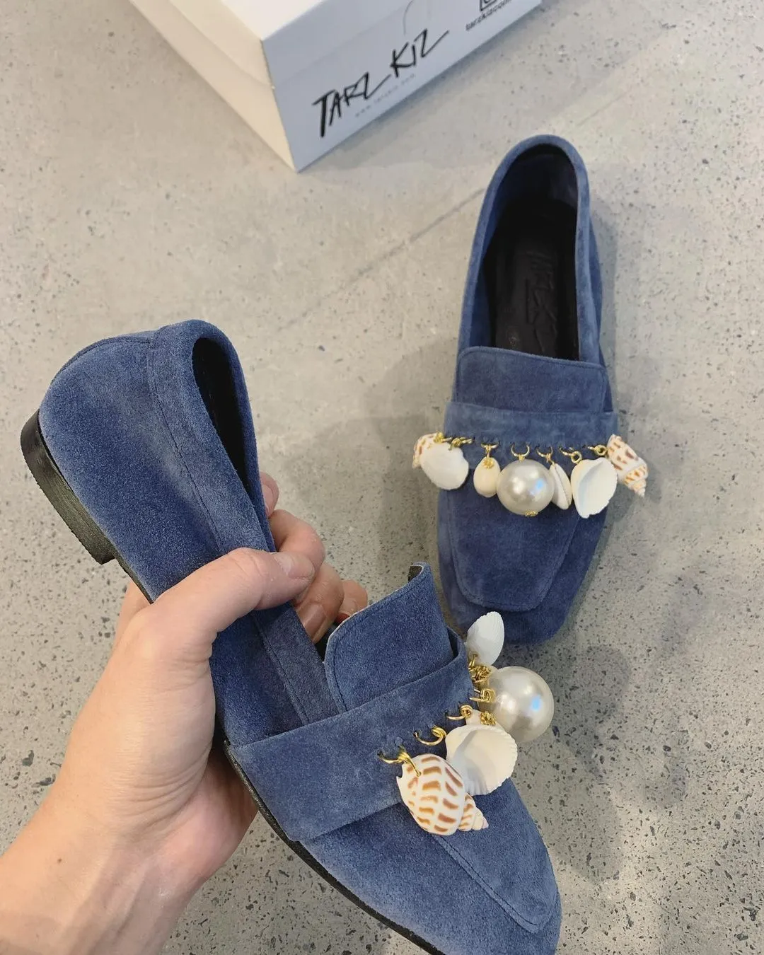 Shell and conch decorated pendant loafers