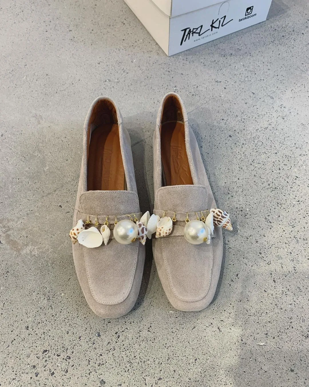 Shell and conch decorated pendant loafers